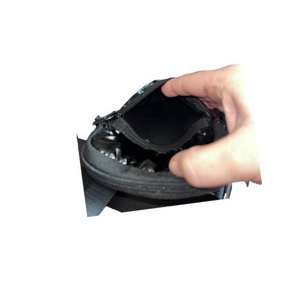 HAUTE SHORE CASEY PUFFER NOIR CROSSBODY. Excellent condition. Offers welcome - Picture 4 of 8